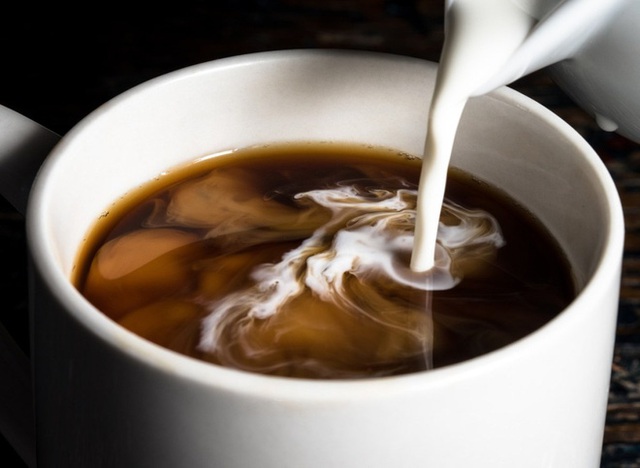 Vì sao không nên pha cà phê với sữa đặc, đường trắng? Top 5 nguyên liệu pha cà phê tồi tệ nhất - Ảnh 2.