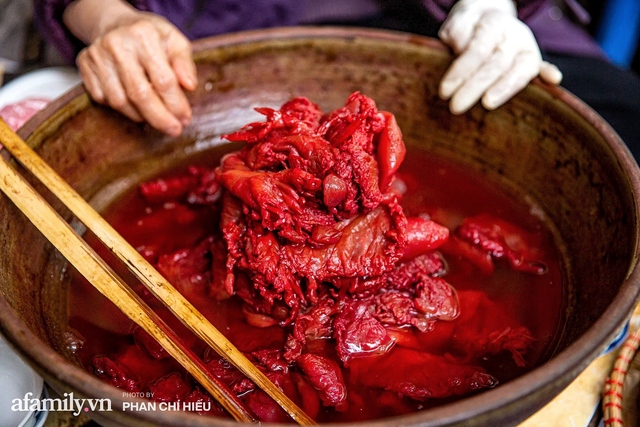 The owner of the three-life red jellyfish restaurant in Hanoi revealed the best part of the jellyfish when the season is over, revealing that she only uses a bamboo knife instead of a steel knife to cut the jellyfish, making the dish more mysterious - Photo 11.