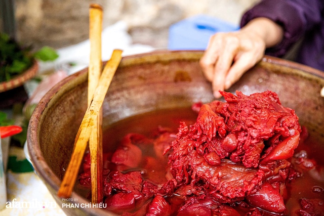 The owner of the three-life red jellyfish restaurant in Hanoi revealed the best part of the jellyfish when the season is over, revealing that she only uses a bamboo knife instead of a steel knife to cut the jellyfish, making the dish more mysterious - Photo 4.