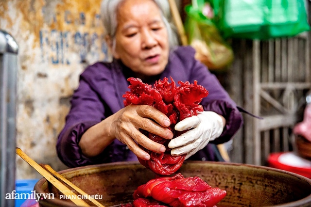 The owner of the 3-life red jellyfish restaurant in Hanoi revealed the best part of the jellyfish when the season is over, revealing that she only uses a bamboo knife instead of a steel knife to cut the jellyfish, making the dish more mysterious - Photo 5.
