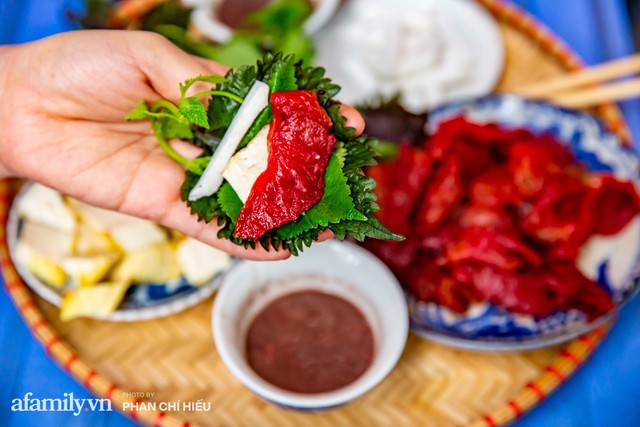 The owner of the three-life red jellyfish restaurant in Hanoi revealed the best part of the jellyfish when the season comes, revealing that she only uses a bamboo knife instead of a steel knife to cut the jellyfish, making the dish more mysterious - Photo 8.