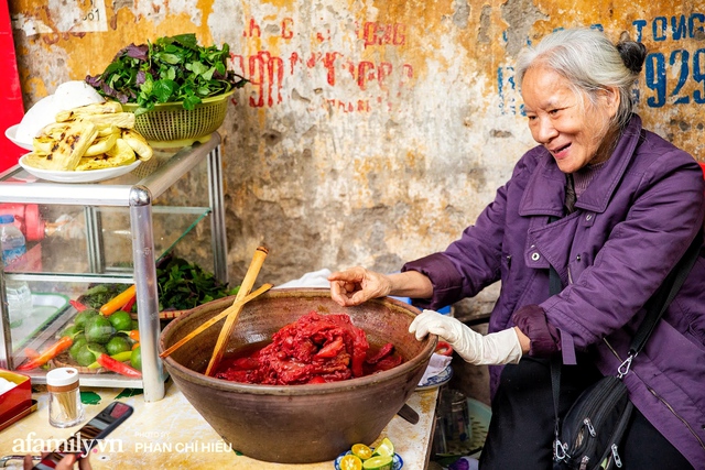 Bà chủ hàng sứa đỏ 3 đời người ở Hà Nội tiết lộ phần ngon nhất của con sứa khi rộ mùa, bật mí chỉ dùng dao tre thay vì dao thép để cắt sứa càng khiến món ăn thêm bí hiểm - Ảnh 10.