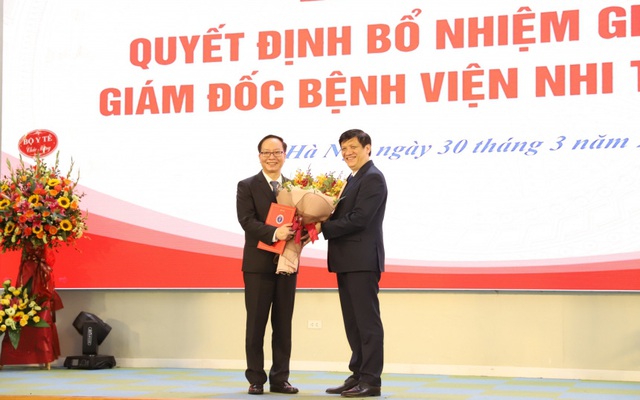 Bộ trưởng Bộ Y tế trao Quyết định bổ nhiệm Giám đốc Bệnh viện Nhi Trung ương ( Nguồn Ảnh : Khánh Chi – Minh Hạnh BV nhi TW)