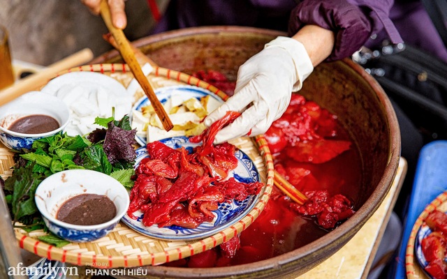 Bà chủ hàng sứa đỏ 3 đời người ở Hà Nội tiết lộ phần ngon nhất của con sứa khi rộ mùa, bật mí chỉ dùng dao tre thay vì dao thép để cắt sứa càng khiến món ăn thêm bí hiểm