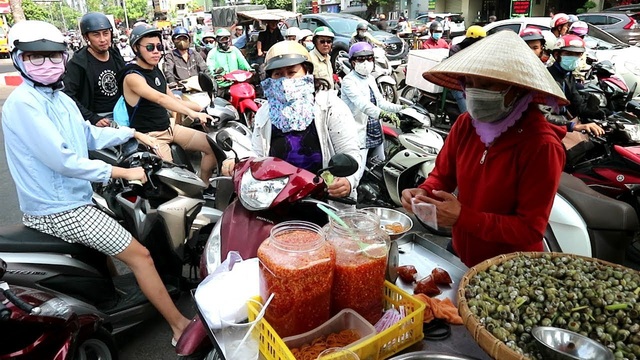 Gánh gỏi ngó sen tôm càng chuẩn 5 sao của thánh hàng rong Sài Gòn, một năm đổi chục món nhưng nhờ nước chấm thần thánh mà tự tin bán món nào cũng chất, cũng đông! - Ảnh 4.