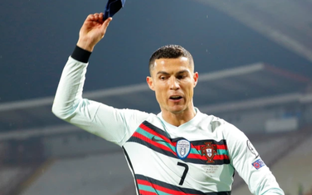 Chiếc băng đội trưởng bị Ronaldo giận dữ ném đi có thể cứu sống tính mạng của một cậu bé