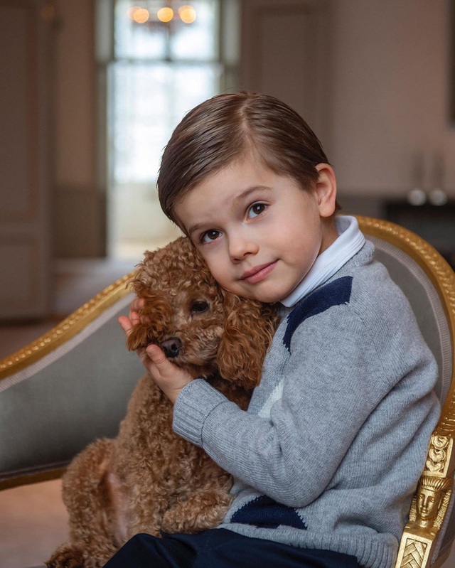 Hoàng gia Thụy Điển chia sẻ hình ảnh dịp sinh nhật 5 tuổi con trai Thái tử, ai cũng phải xuýt xoa vì thần thái hơn người của những đứa trẻ kế vị - Ảnh 3.