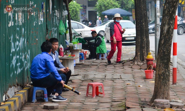 Ảnh: Trà đá vỉa hè Hà Nội vẫn bán tràn lan, bất chấp lệnh cấm phòng dịch Covid-19 - Ảnh 7.