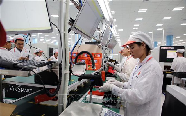 Sản xuất điện thoại thông minh tại Nhà máy của VinSmart giai đoạn 1 tại Khu công nghệ cao Hòa Lạc (Hà Nội). Ảnh minh họa: Anh Tuấn/TTXVN
