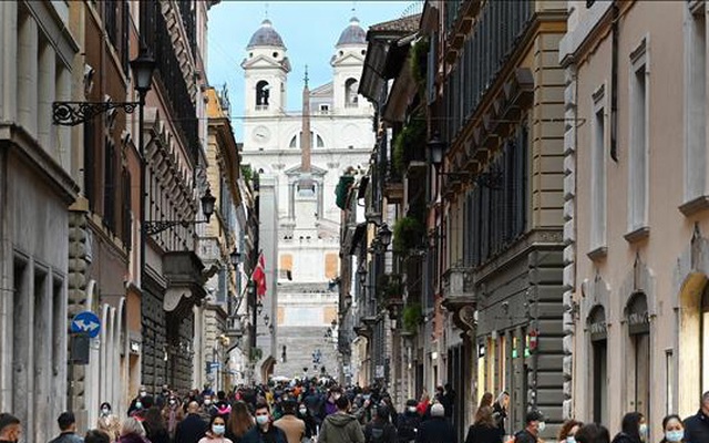 Người dân di chuyển trên đường phố tại Rome, Italy, ngày 14/11/2020. Ảnh: AFP/TTXVN