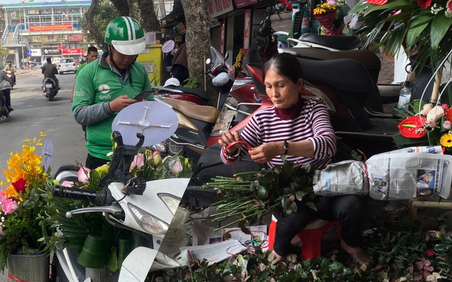 Hoa hồng tăng giá vùn vụt, nghề giao hàng kiếm bộn tiền dịp 8/3