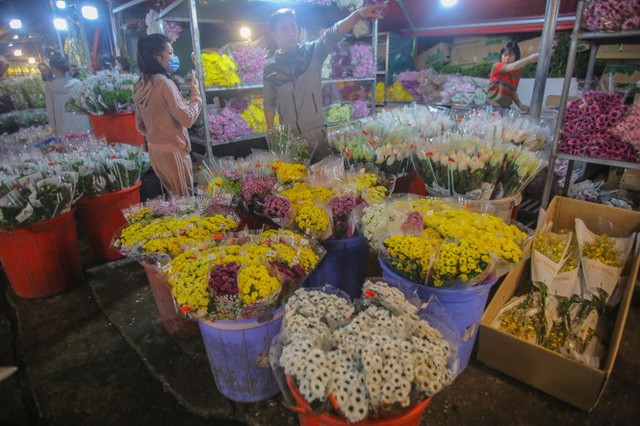 Chợ hoa lớn nhất Hà Nội tấp nập trước ngày 8/3 - Ảnh 14.