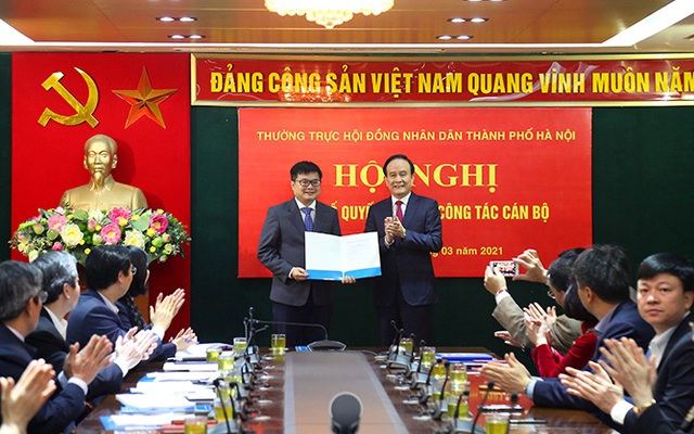 Chủ tịch HĐND thành phố Nguyễn Ngọc Tuấn trao Quyết định cho ông Trương Việt Dũng ( Ảnh Cổng thông tin Hà Nội)