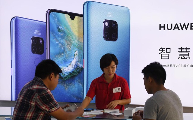 Thị phần của Huawei giảm mạnh trong những tháng gần đây, ảnh hưởng từ lệnh cấm vận của Mỹ. Ảnh: CNN.