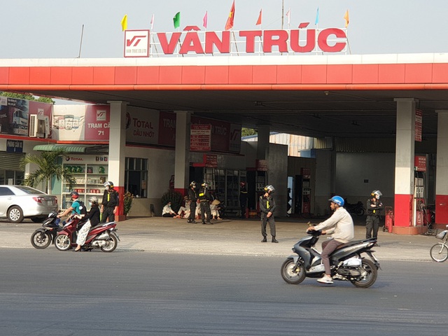  NÓNG: Cảnh sát cơ động phong tỏa cây xăng Vân Trúc ở TP Thuận An  - Ảnh 1.