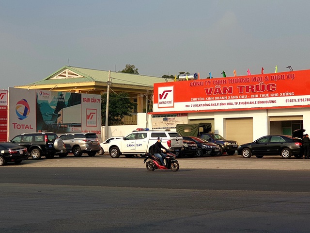  NÓNG: Cảnh sát cơ động phong tỏa cây xăng Vân Trúc ở TP Thuận An  - Ảnh 2.