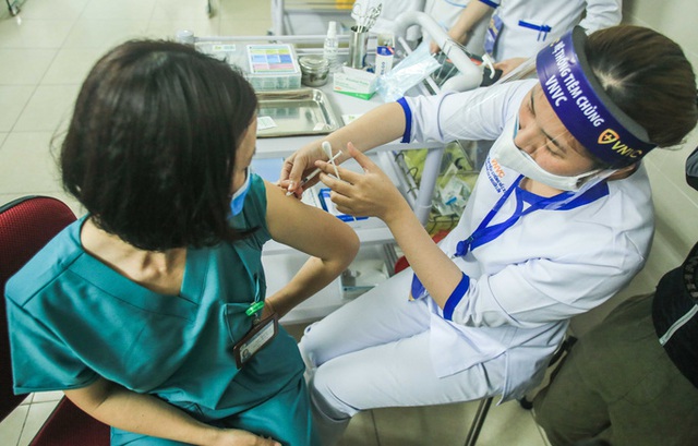  CLIP: 30 nhân viên y tế Bệnh viện Thanh Nhàn được tiêm vắc-xin Covid-19  - Ảnh 2.