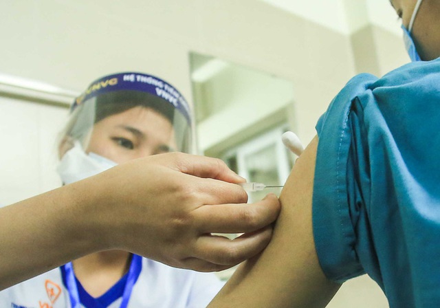  CLIP: 30 nhân viên y tế Bệnh viện Thanh Nhàn được tiêm vắc-xin Covid-19  - Ảnh 13.