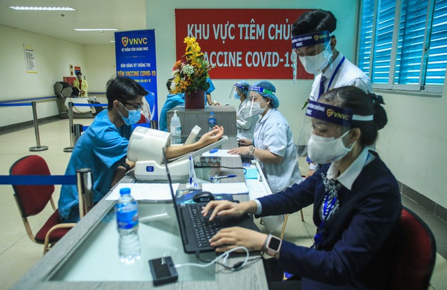  CLIP: 30 nhân viên y tế Bệnh viện Thanh Nhàn được tiêm vắc-xin Covid-19  - Ảnh 5.