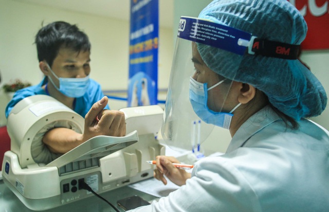  CLIP: 30 nhân viên y tế Bệnh viện Thanh Nhàn được tiêm vắc-xin Covid-19  - Ảnh 8.