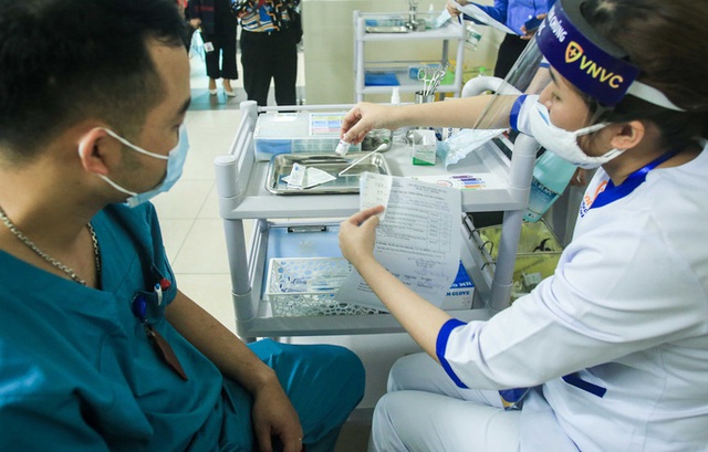  CLIP: 30 nhân viên y tế Bệnh viện Thanh Nhàn được tiêm vắc-xin Covid-19  - Ảnh 10.