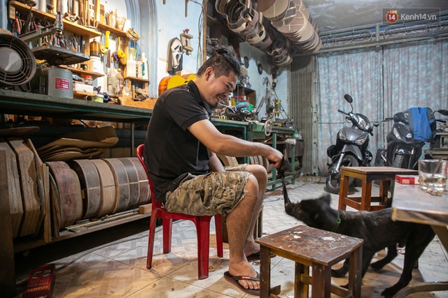 Chàng trai Sài Gòn 15 năm làm đàn guitar handmade: Có người nước ngoài mang bộ gỗ 70 triệu đến đặt mình làm - Ảnh 25.