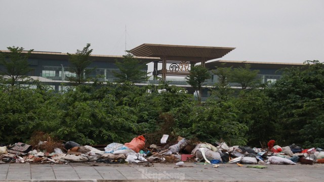  Bãi rác tự phát khổng lồ kéo dài trên đoạn đường trăm tỷ ở Hà Nội  - Ảnh 1.