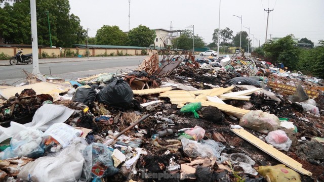  Bãi rác tự phát khổng lồ kéo dài trên đoạn đường trăm tỷ ở Hà Nội  - Ảnh 2.