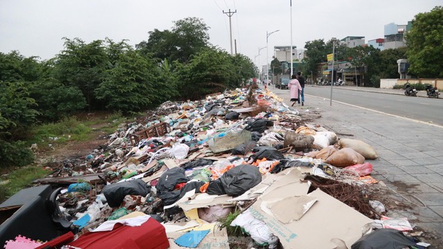  Bãi rác tự phát khổng lồ kéo dài trên đoạn đường trăm tỷ ở Hà Nội  - Ảnh 15.