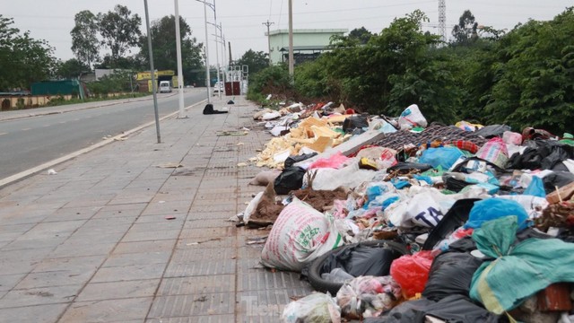  Bãi rác tự phát khổng lồ kéo dài trên đoạn đường trăm tỷ ở Hà Nội  - Ảnh 3.