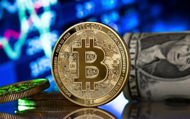 Bitcoin vượt mốc 60.000 USD trước lo ngại nguồn cung giảm.  Ảnh: Reuters.