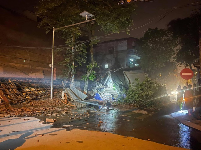 Cận cảnh căn nhà 3 tầng đổ sập trong đêm ở Lào Cai - Ảnh 1.
