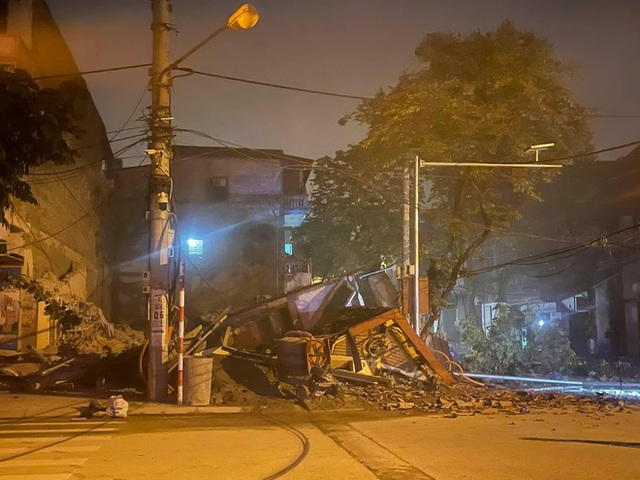  Cận cảnh căn nhà 3 tầng đổ sập trong đêm ở Lào Cai - Ảnh 2.