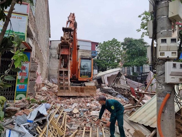  Cận cảnh căn nhà 3 tầng đổ sập trong đêm ở Lào Cai - Ảnh 8.