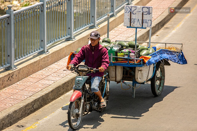 Chùm ảnh: Công nhân vật lộn với cái nóng hầm hập ở Sài Gòn, người đi đường mặc cả áo mưa tránh nắng - Ảnh 15.