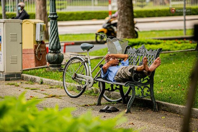 Chùm ảnh: Công nhân vật lộn với cái nóng hầm hập ở Sài Gòn, người đi đường mặc cả áo mưa tránh nắng - Ảnh 20.