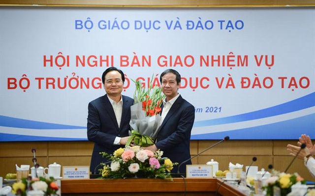 Bộ trưởng Bộ GD&ĐT Nguyễn Kim Sơn tặng nguyên Bộ trưởng Bộ GD&ĐT Phùng Xuân Nhạ bó hoa tươi thắm ( Ảnh: Bộ GD&ĐT)