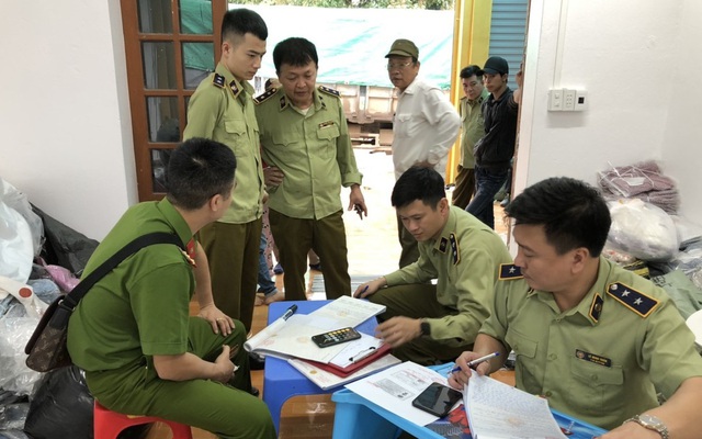 Lực lượng chức năng tỉnh Thái Nguyên khám kho chứa hàng hóa tại địa chỉ tại xóm làng Phan, xã Cổ Lũng, huyện Phú Lương, tỉnh Thái Nguyên. Ảnh: Cục QLTT Thái Nguyên