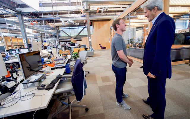 Cách sắp xếp bàn làm việc nói lên tính cách của các tỷ phú: Từ Bill Gates đến Kim Kardashian đều có thể lý giải về thành công ít người theo kịp - Ảnh 3. Cách sắp xếp bàn làm việc nói lên tính cách của các tỷ phú: Từ Bill Gates đến Kim Kardashian đều có thể lý giải về thành công ít người theo kịp - Ảnh 3.