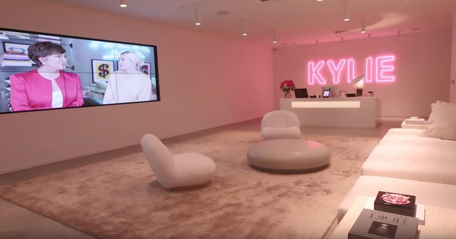 Cách sắp xếp bàn làm việc nói lên tính cách của các tỷ phú: Từ Bill Gates đến Kim Kardashian đều có thể lý giải về thành công ít người theo kịp - Ảnh 5. Cách sắp xếp bàn làm việc nói lên tính cách của các tỷ phú: Từ Bill Gates đến Kim Kardashian đều có thể lý giải về thành công ít người theo kịp - Ảnh 5.