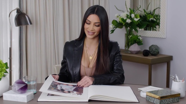 Cách sắp xếp bàn làm việc nói lên tính cách của các tỷ phú: Từ Bill Gates đến Kim Kardashian đều có thể lý giải về thành công ít người theo kịp - Ảnh 7. Cách sắp xếp bàn làm việc nói lên tính cách của các tỷ phú: Từ Bill Gates đến Kim Kardashian đều có thể lý giải về thành công ít người theo kịp - Ảnh 7.