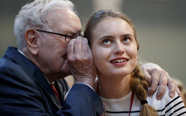 Cách tỷ phú Warren Buffett dạy con khiến nhiều người phải suy ngẫm: Đừng mơ mộng trở thành “ông to bà lớn” khi bạn chưa làm được điều này