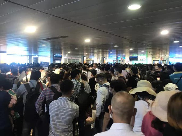  Hàng ngàn khách xếp hàng dài chờ soi chiếu ở sân bay Tân Sơn Nhất sáng sớm 15-4  - Ảnh 3.