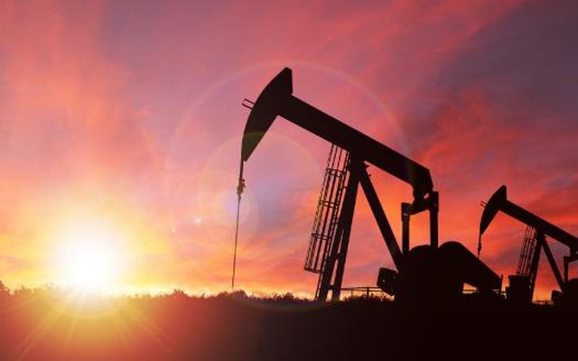 Giá dầu tăng vọt gần 5% do nhu cầu dầu thô tăng mạnh