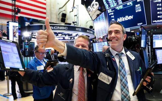 Tăng hơn 300 điểm, Dow Jones lần đầu tiên cán mốc 34.000