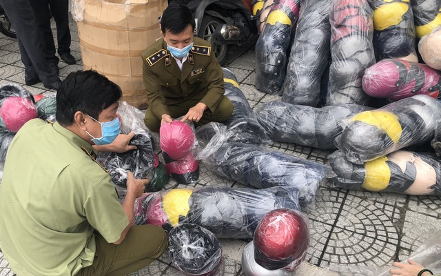Một lô mũ bảo hiểm giả nhãn hiệu Nón Sơn bị thu giữ tại Đà Nẵng vào tháng 12/2020. Ảnh: Tổng cục QLTT.