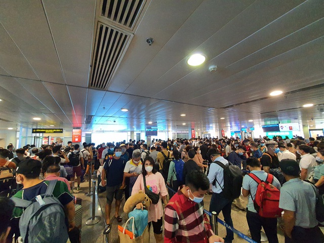  Hành khách tăng đột biến, sân bay Tân Sơn Nhất lại quá tải dịp cuối tuần  - Ảnh 2.
