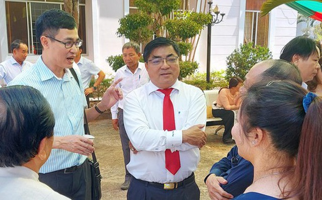 Bí thư huyện Lắk Võ Ngọc Tuyên (đeo cà vạt) trò chuyện với các đại biểu, nhà đầu tư