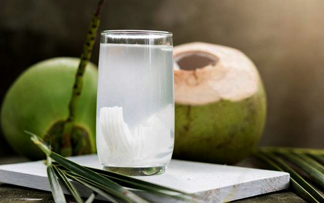 Kết quả bất ngờ khi soi nước dừa dưới kính hiển vi và "thời điểm vàng" uống nước dừa trong ngày giúp phụ nữ “hồi xuân”, bất chấp hết bệnh tật