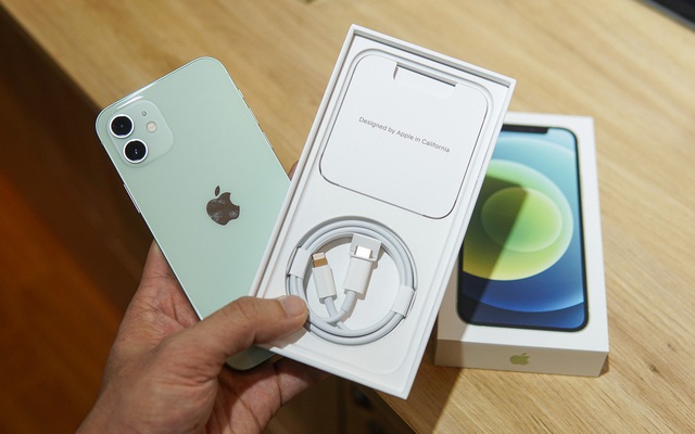 Apple tiết kiệm 861.000 tấn kim loại nhờ bỏ cục sạc bán kèm iPhone